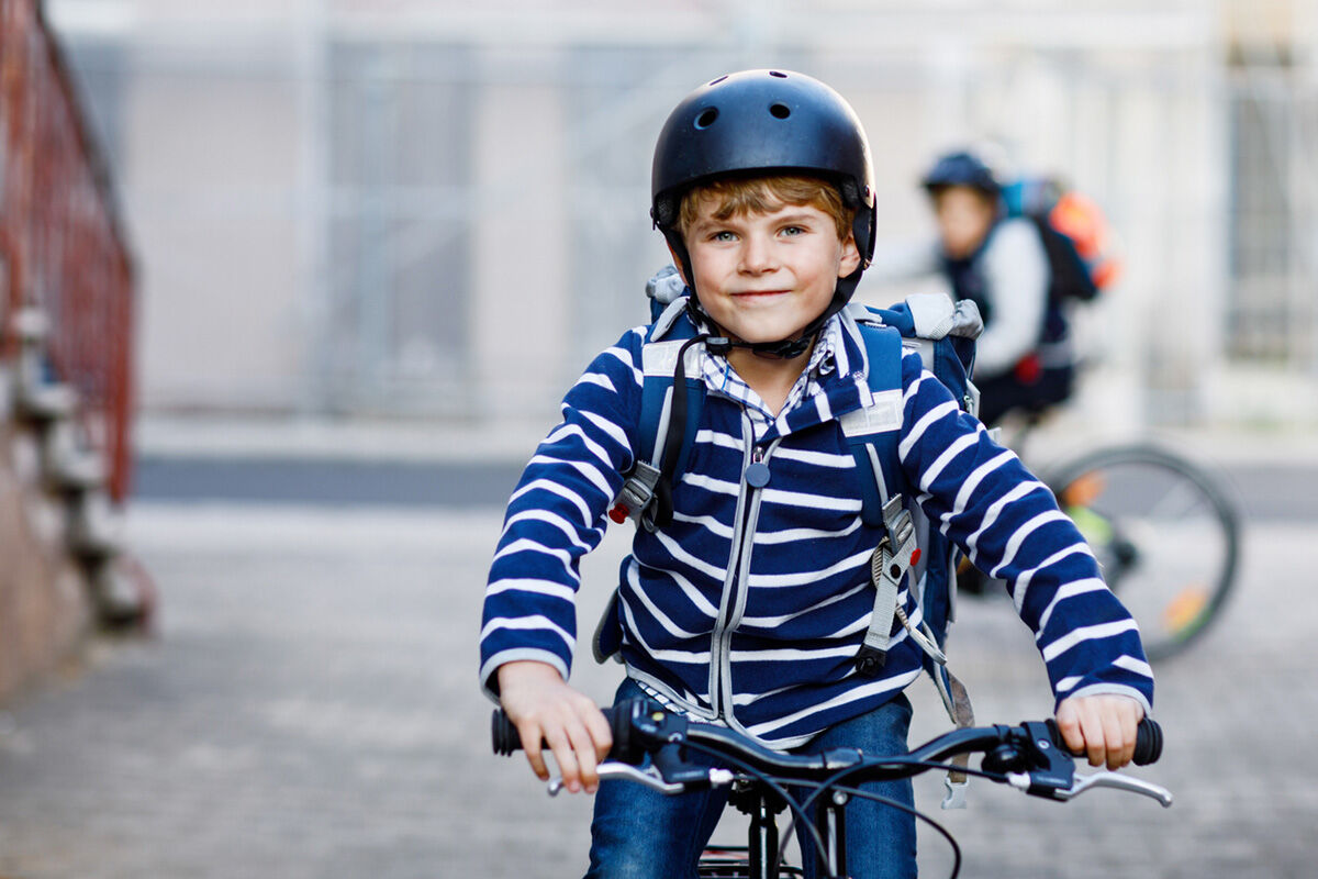 Kind-mit-dem-Fahrrad-zur-Schule