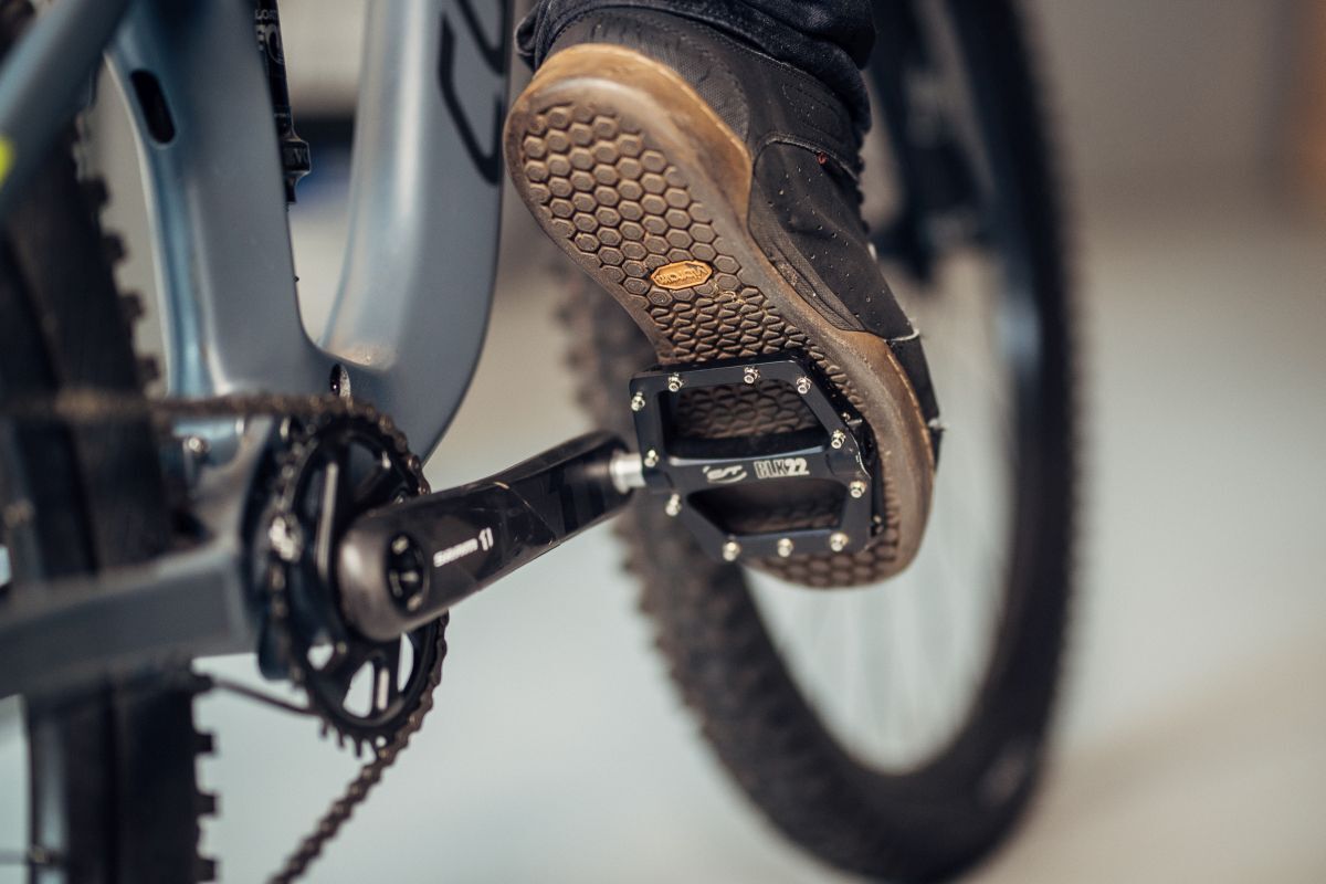 platform pedals for gravel bike