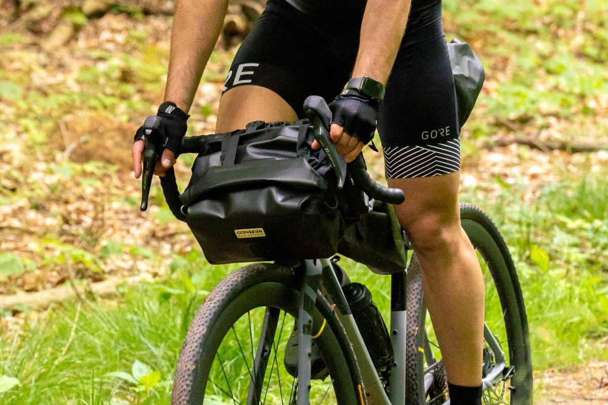 Bikepacking-Ausrüstung: Taschen, Fahrradbekleidung, Zubehör für