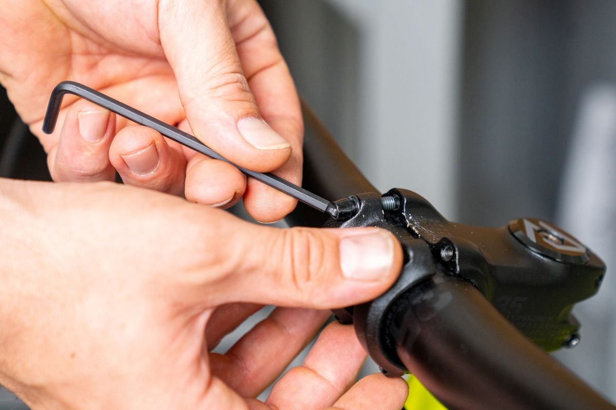Hnde hoch!  So stellst du die Lenkerhhe an deinem Fahrrad ein |  Werkstatt | Blog | Mein-Fahrradhndler